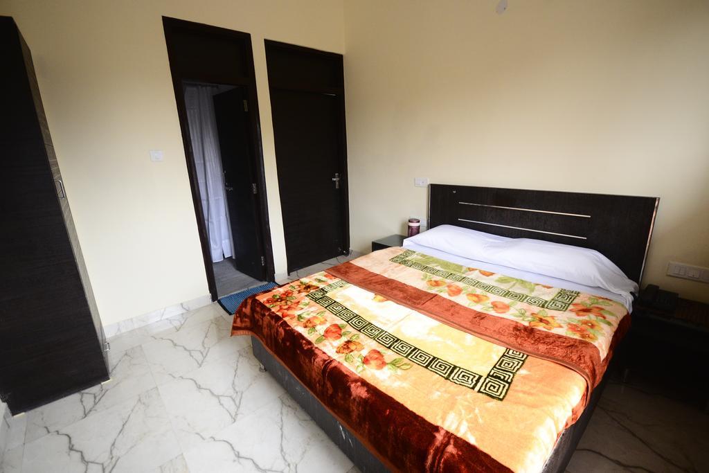 Hotel Mehra Inn Amritsar Exteriör bild
