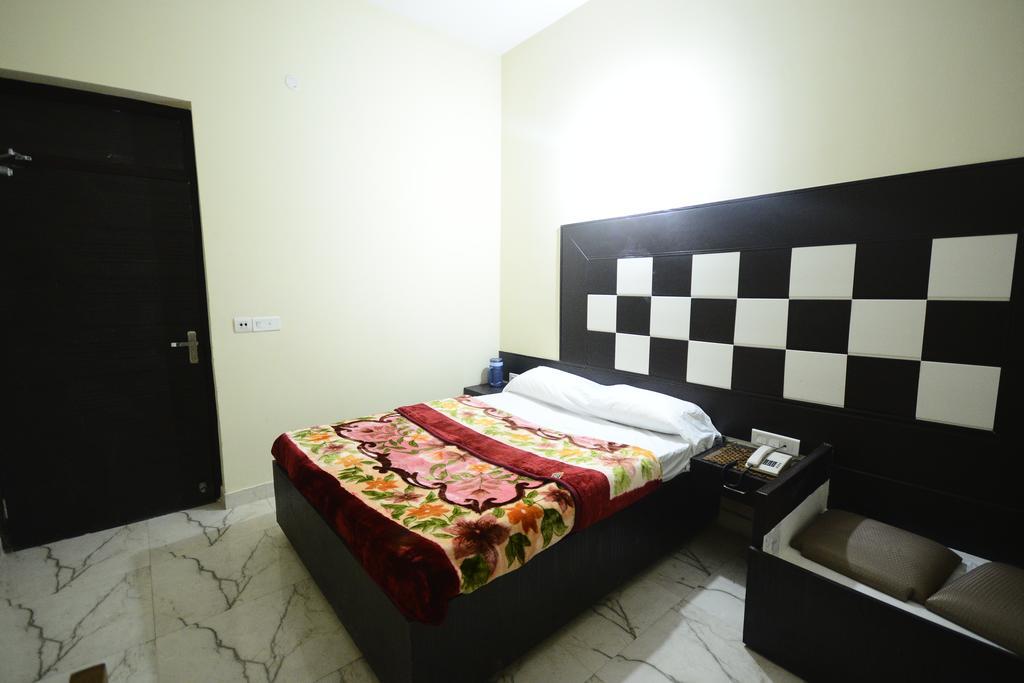 Hotel Mehra Inn Amritsar Exteriör bild