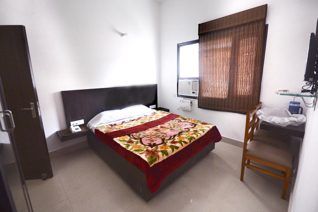 Hotel Mehra Inn Amritsar Exteriör bild