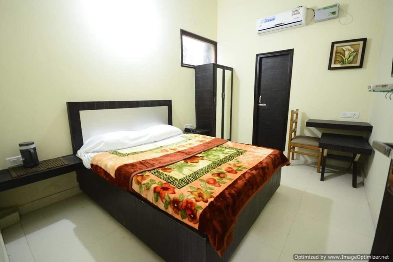 Hotel Mehra Inn Amritsar Exteriör bild