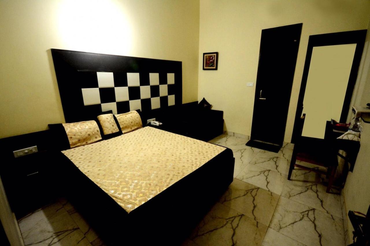 Hotel Mehra Inn Amritsar Exteriör bild