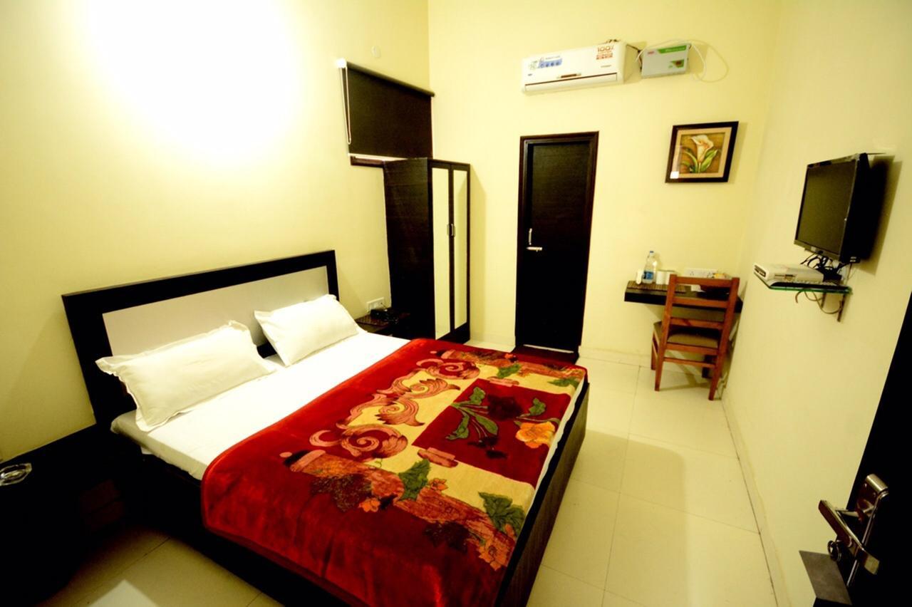 Hotel Mehra Inn Amritsar Exteriör bild